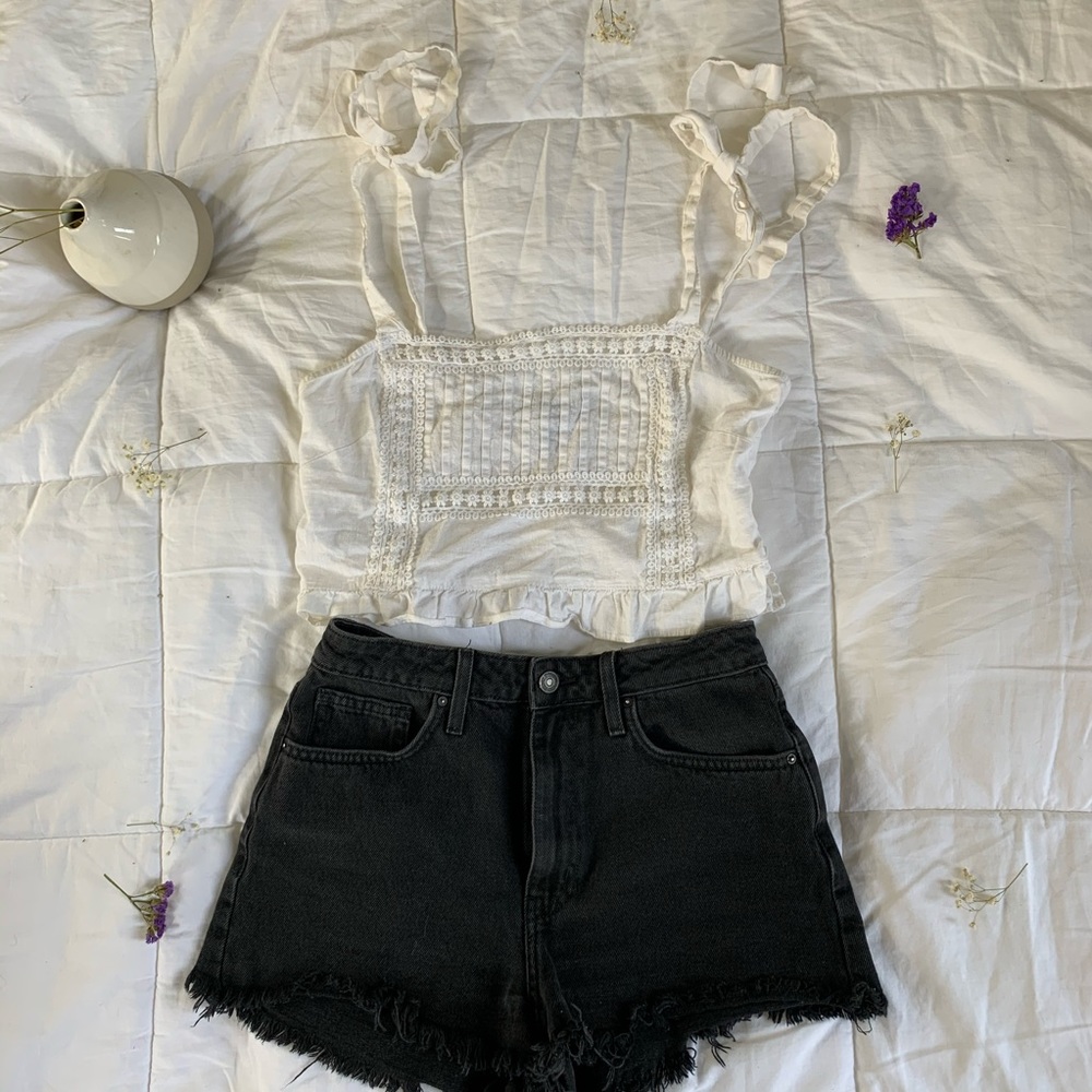 Cute little white embroidered picnic top 🌻🌼